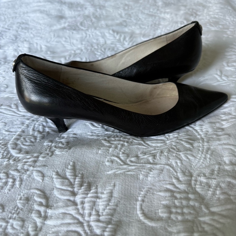 Michael KORS Black Leather Kitten Heel Pumps Size 6